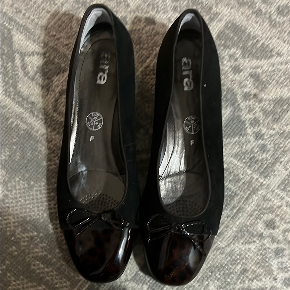 ARA Women's Bow Ballet Flat Black Suede Tortoiseshell Patent Toe Cap